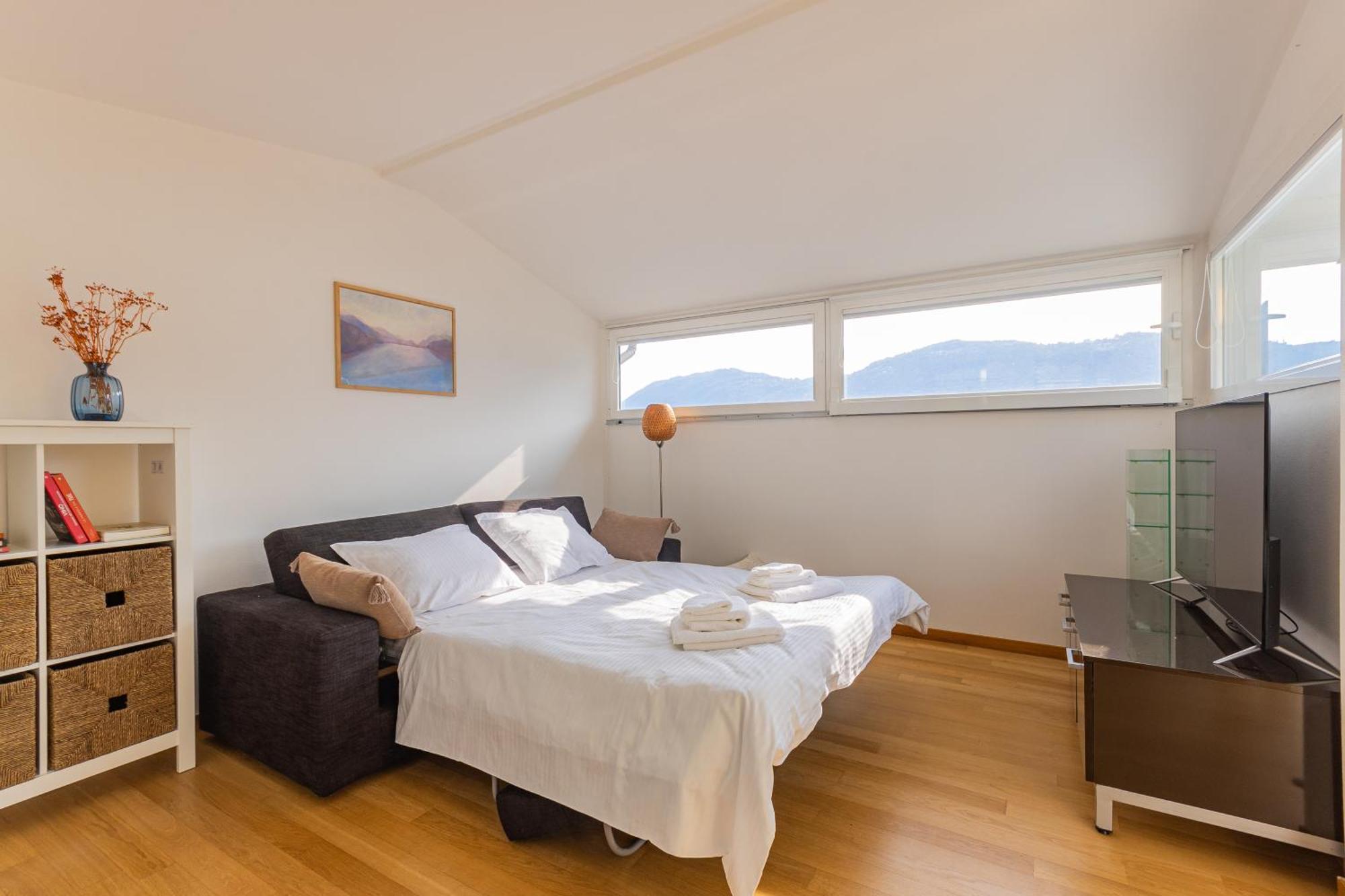 Апартаменты Casa Madlen - Bright Attic With Marvelous View Кампионе-д'Италия Экстерьер фото